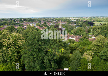 Vista dal castello di Warwick, guardando sopra la città di Warwick. In Inghilterra. Foto Stock