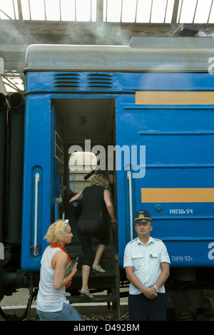 Lviv, Ucraina, i passeggeri a bordo di un treno alla stazione ferroviaria principale Foto Stock