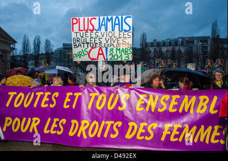 Parigi, Francia. 8 marzo, i gruppi femministi francesi marciano nella dimostrazione annuale della Giornata Internazionale della Donna. Con i segni di protesta e Banners, la marcia per i diritti delle donne in materia di uguaglianza Foto Stock