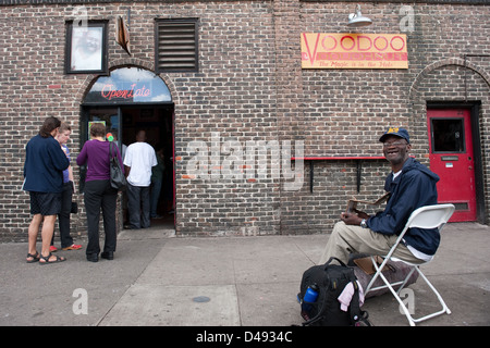 Portland, Oregon, un senzatetto si siede con un segno nella parte anteriore di un locale Foto Stock