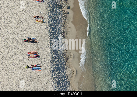 Veduta aerea di turisti che si godono il mare sulla spiaggia di Cala Luna spiaggia, bella destinazione per le vacanze a Cala Gonone, Sardegna, Italia Foto Stock