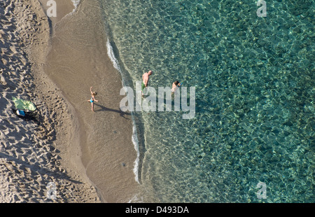 Veduta aerea di turisti che si godono il mare sulla spiaggia di Cala Luna spiaggia, bella destinazione per le vacanze a Cala Gonone, Sardegna, Italia Foto Stock