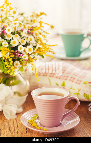 Due tazze di tè e fiori d'estate Foto Stock