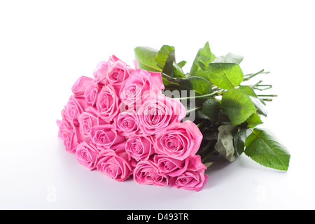 Bouquet di rose rosa isolato su sfondo bianco Foto Stock