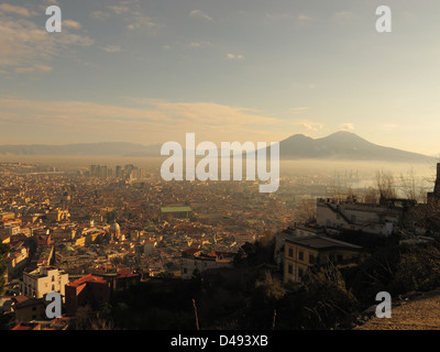 Napoli - Italia Vesuvio al tramonto con Napoli paesaggio urbano Foto Stock