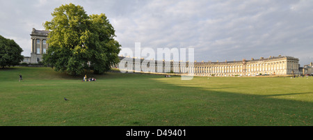 La Royal Crescent di Bath, progettata da John Wood il giovane tra il 1767 e il 1774, è un esempio di architettura georgiana. Questa fila di case a schiera è conosciuta per la sua ampia facciata curva e gli elementi classici, che la rendono una caratteristica chiave dell'architettura storica di Bath. Foto Stock