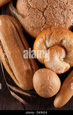 Assortimento di pane cotto sul tavolo di legno Foto Stock