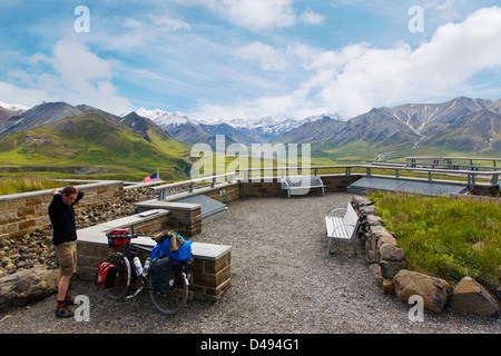 Visitatori del parco e vista sud dell'Alaska Range, Eielson Visitor Center, il Parco Nazionale di Denali, Alaska, STATI UNITI D'AMERICA Foto Stock