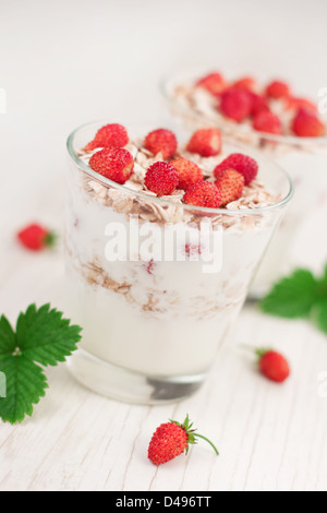 Lo yogurt naturale con muesli e fragole selvatiche Foto Stock