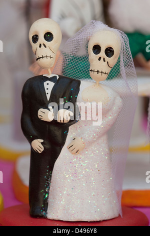 Miniatura statuette di argilla di scheletro sposa e lo sposo vestito per cerimonia di nozze nella celebrazione del Giorno dei Morti, Messico Foto Stock