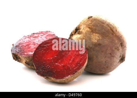 Due interi barbabietole chiamato anche la barbabietola rossa su sfondo bianco un taglio Foto Stock