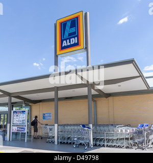 Gli acquirenti che arrivano al Aldi cut prezzo supermercato a Sunbury, Victoria, Australia Foto Stock