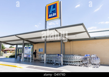 Gli acquirenti che arrivano al Aldi cut prezzo supermercato a Sunbury, Victoria, Australia Foto Stock