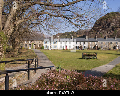 Tradizionale cottage gallese affacciato sul verde nel pittoresco villaggio di Beddgelert nel Parco Nazionale di Snowdonia Gwynedd North Wales UK Foto Stock