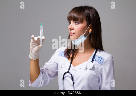 Ritratto di donna medico con una siringa Foto Stock