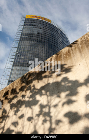 Bonn, Germania, di Bonn Post Tower, sede della società di logistica DHL Foto Stock