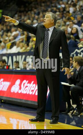 6 marzo 2013 - Berkeley, CA, Stati Uniti d'America - 06 Marzo 2013 durante il NCAA Mens Gioco di basket tra l'Università di Stanford Carinal vs California Golden Bears, Cal capo allenatore Mike Montgomery a Hass Pavilion Berkeley Calif Foto Stock