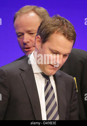 Il Ministro tedesco per la Cooperazione Economica e lo sviluppo Dirk Niebel sta dietro al ministro tedesco della Salute Daniel Bahr (anteriore) durante la festa federale conferenza della FDP a Berlino, Germania, 9 marzo 2003. Foto: Michael Kappeler Foto Stock