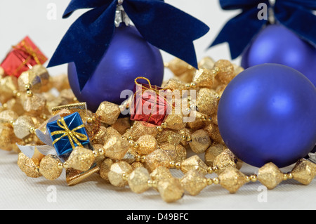 Foto di natale decorazione su sfondo bianco. Foto Stock