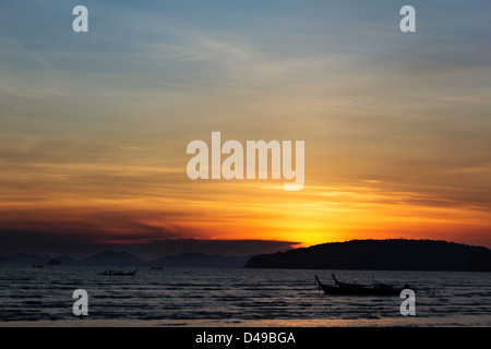 Tramonto al mare delle Andamane, Krabi, Thailandia Foto Stock