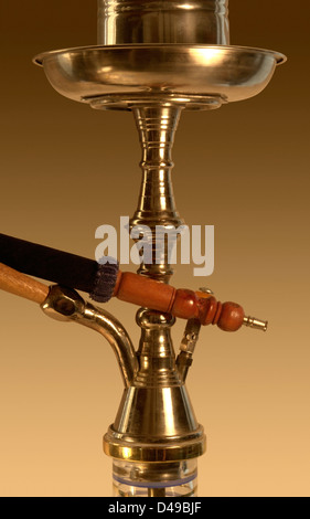 Shisha closeup in atmosfera dorata Foto Stock