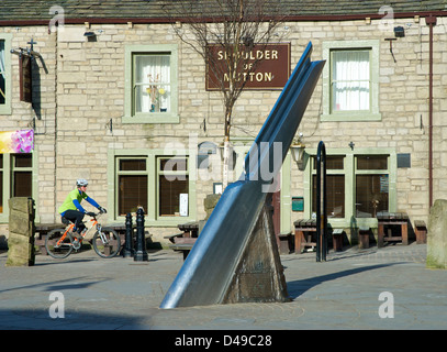 Uomo in bicicletta attraverso St George Square in Hebden Bridge, Calderdale, West Yorkshire, Inghilterra, Regno Unito Foto Stock