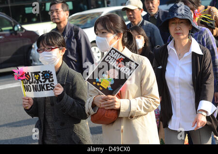 Kyoto, Giappone. Il 9 marzo 2013. Manifestanti marzo attraverso il protocollo di Kyoto contro il riavvio del paese le centrali nucleari di BE. La protesta arriva due giorni prima del secondo anniversario di Fukushima disastro nucleare. Credito: Trevor Mogg / Alamy Live News Foto Stock