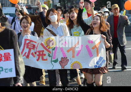 Kyoto, Giappone. Il 9 marzo 2013. Manifestanti marzo attraverso il protocollo di Kyoto contro il riavvio del paese le centrali nucleari di BE. La protesta arriva due giorni prima del secondo anniversario di Fukushima disastro nucleare. Credito: Trevor Mogg / Alamy Live News Foto Stock