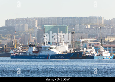 Le navi nel porto russo di Murmansk Foto Stock