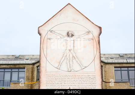 Berlino, Germania, uomo vitruviano di Leonardo da Vinci a partire da un tubo di drenaggio Foto Stock