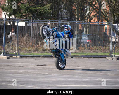 Stunt Bike Rider effettuando in corrispondenza di Mablethorpe bike festival 2011 Foto Stock