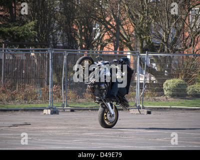 Stunt Bike Rider effettuando in corrispondenza di Mablethorpe bike festival 2011 Foto Stock