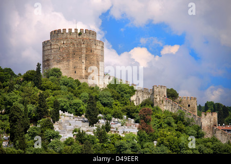 Il castello di rumelihisari noto anche come castello di Europa, pietra miliare medievale ad Istanbul in Turchia. Foto Stock