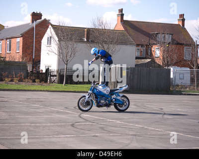 Stunt Bike Rider effettuando in corrispondenza di Mablethorpe bike festival 2011 Foto Stock