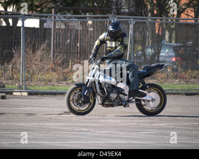 Stunt Bike Rider effettuando in corrispondenza di Mablethorpe bike festival 2011 Foto Stock