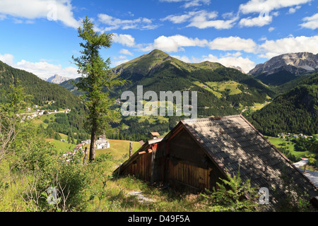 Vista aerea del villaggio di Laste e la valle del Cordevole dal Sass de Rocia, Dolomiti italiane Foto Stock