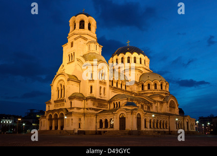 La mattina presto shot della famosa chiesa cattedrale Saint Alexandar Nevsky a Sofia, Bulgaria prima del sorgere del sole. Foto Stock