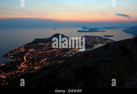 In tarda serata la vista verso Dubrovnik e la costa dalmata in Croazia. Foto Stock