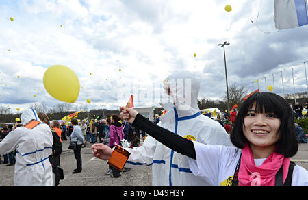 Neckarwestheim, Germania. Il 9 marzo 2013. Anti-nucleare manifestanti dimostrare di fronte della centrale nucleare di Neckarwestheim. Essi hanno scelto il secondo anniversario della catastrofe Fukushima alla domanda del governo dello stato l'immediata chiusura delle centrali nucleari. Foto: FRANZISKA KRAUFMANN/dpa/Alamy Live News Foto Stock