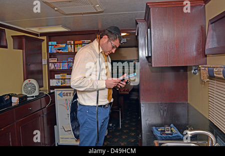 All'interno di un serbatoio di mitzvà di Brooklyn, un non-ebreo osservante mette su teffilin (filatteri) e la recita di preghiere. Foto Stock