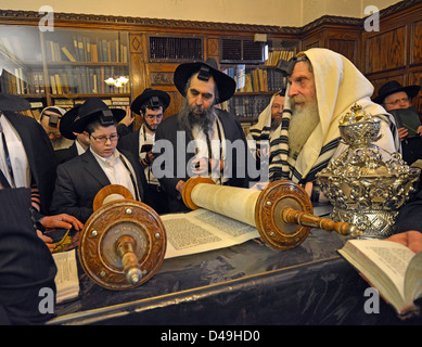 Mattina dei giorni feriali servizi in rebbe dell'ufficio. Ragazzo chiamato alla Torah per il suo bar mitzvà Foto Stock