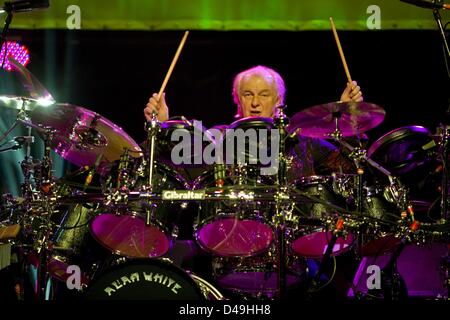 8 marzo 2013 - Temecula, CA, Stati Uniti d'America - il batterista Alan White suona con un sì a PECHANGA CASINO a Temecula, California. (Immagine di credito: credito: Daniel Knighton/ZUMAPRESS.com/Alamy Live News) Foto Stock