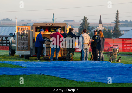 Mongolfiera equipaggio preparando per una mattina presto lanciare Foto Stock