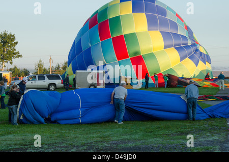 Una mongolfiera equipaggio srotola il "busta" del loro palloncino. Foto Stock