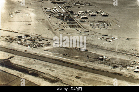 Questa foto aerea scattata da Edwin Newman mostra la No. 4 Flying Training School (FTS) ad Abseuir, Iraq, mettendo in evidenza il personale della RAF e i loro aerei da addestramento. L'immagine fornisce informazioni sulle operazioni della Royal Air Force in Medio Oriente. Foto Stock