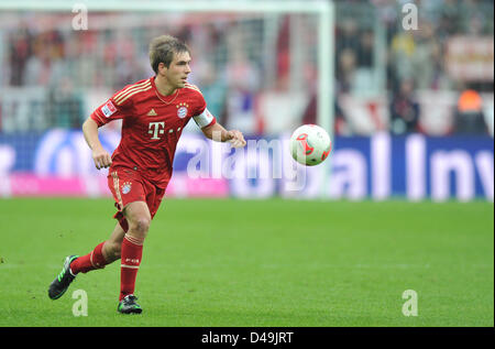 Monaco di Baviera, Germania. Il 9 marzo 2013. Monaco di Baviera Philipp Lahm gioca la palla durante la Bundesliga soccer match tra Bayern Monaco e Fortuna Duesseldorf ta stadio Allianz Arena di Monaco di Baviera, Germania, 09 marzo 2013. Foto: MARC MUELLER/dpa/Alamy Live News (ATTENZIONE: embargo condizioni! Il DFL permette l'ulteriore utilizzazione di fino a 15 foto (solo n. sequntial immagini o video-simili serie di foto consentito) via internet e media on line durante il match (compreso il tempo di emisaturazione), adottate dall'interno dello stadio e/o prima di iniziare la partita. Il DFL permette la trasmissione senza restrizioni o Foto Stock