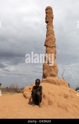 Ragazzo etiope e termite colony Foto Stock