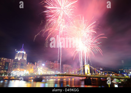 Fuochi d'artificio di Allegheny fiume nel centro di Pittsburgh, Pennsylvania, USA. Foto Stock