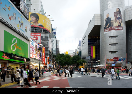 Dogenzaka Street con i suoi negozi e ristoranti tra cui il famoso 109 store nel quartiere alla moda di Shibuya di Tokyo. Foto Stock