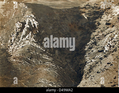 Questa immagine cattura il tragico incidente del Flying Officer Penny nel deserto del Cairo, documentando la natura pericolosa delle operazioni di aviazione in Medio Oriente durante la seconda guerra mondiale Foto Stock